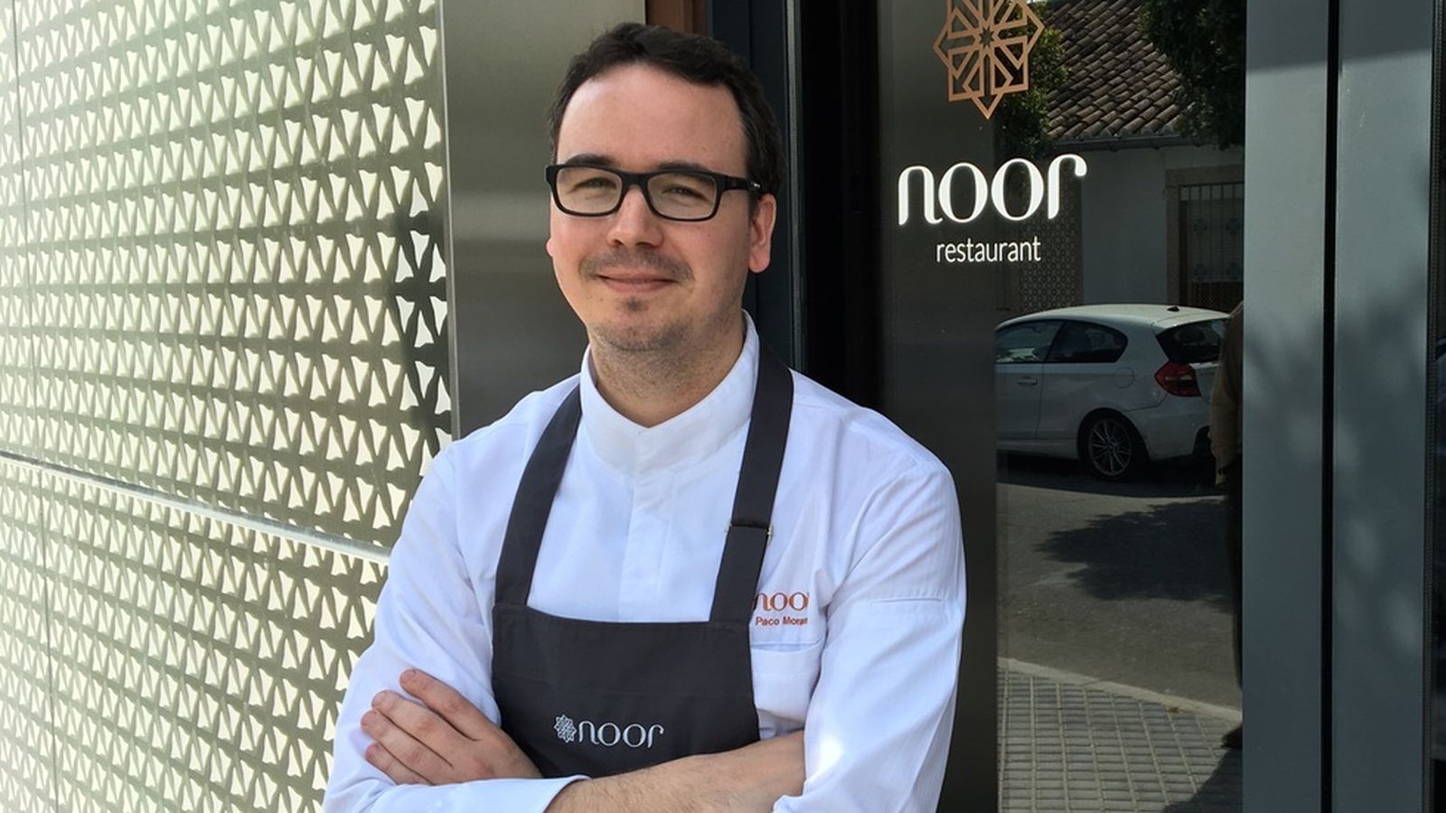 Paco Morales, en la puerta de su restaurante en Córdoba, Noor.