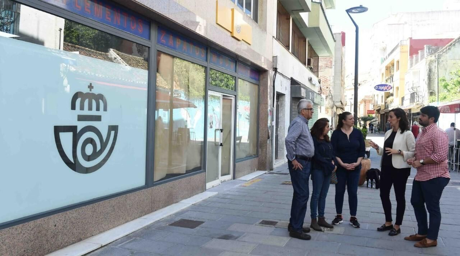 La visita municipal a la futura oficina de Correos de la calle Tarifa.