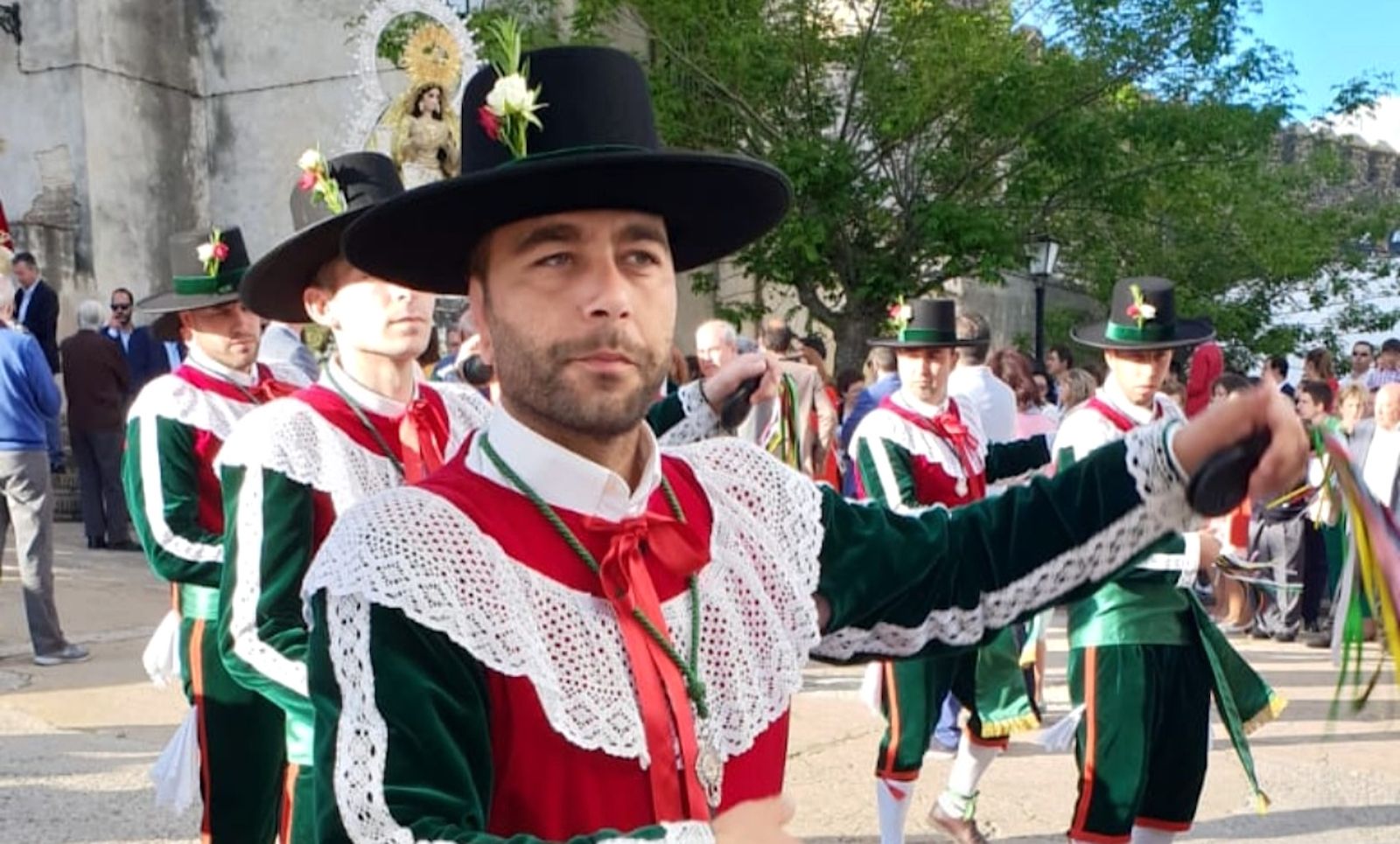 Esta danza comienza y se desarrolla por las calles de la población, en Vísperas del Corpus