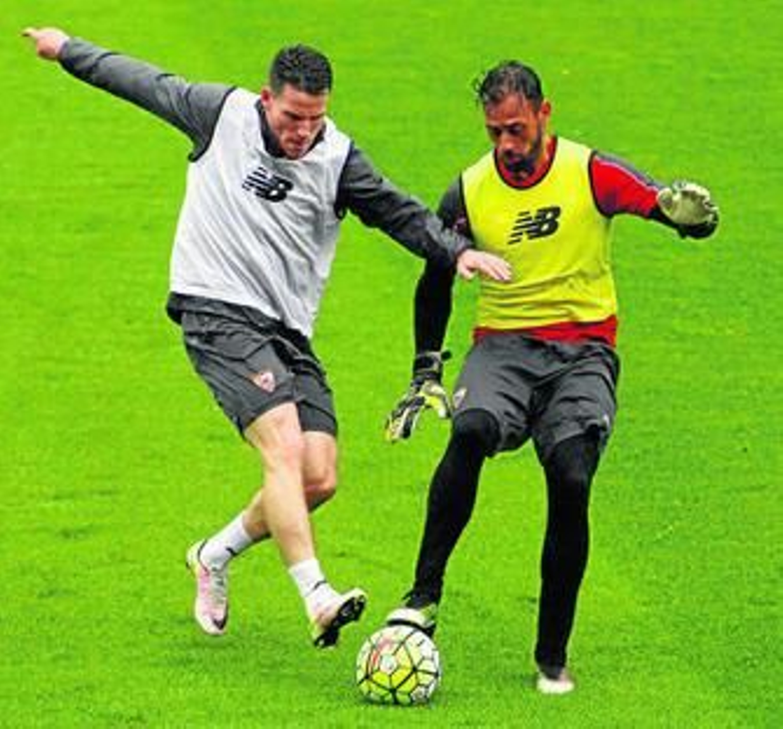 Gameiro acude raudo a presionar a Beto, en la mojada sesión de ayer.