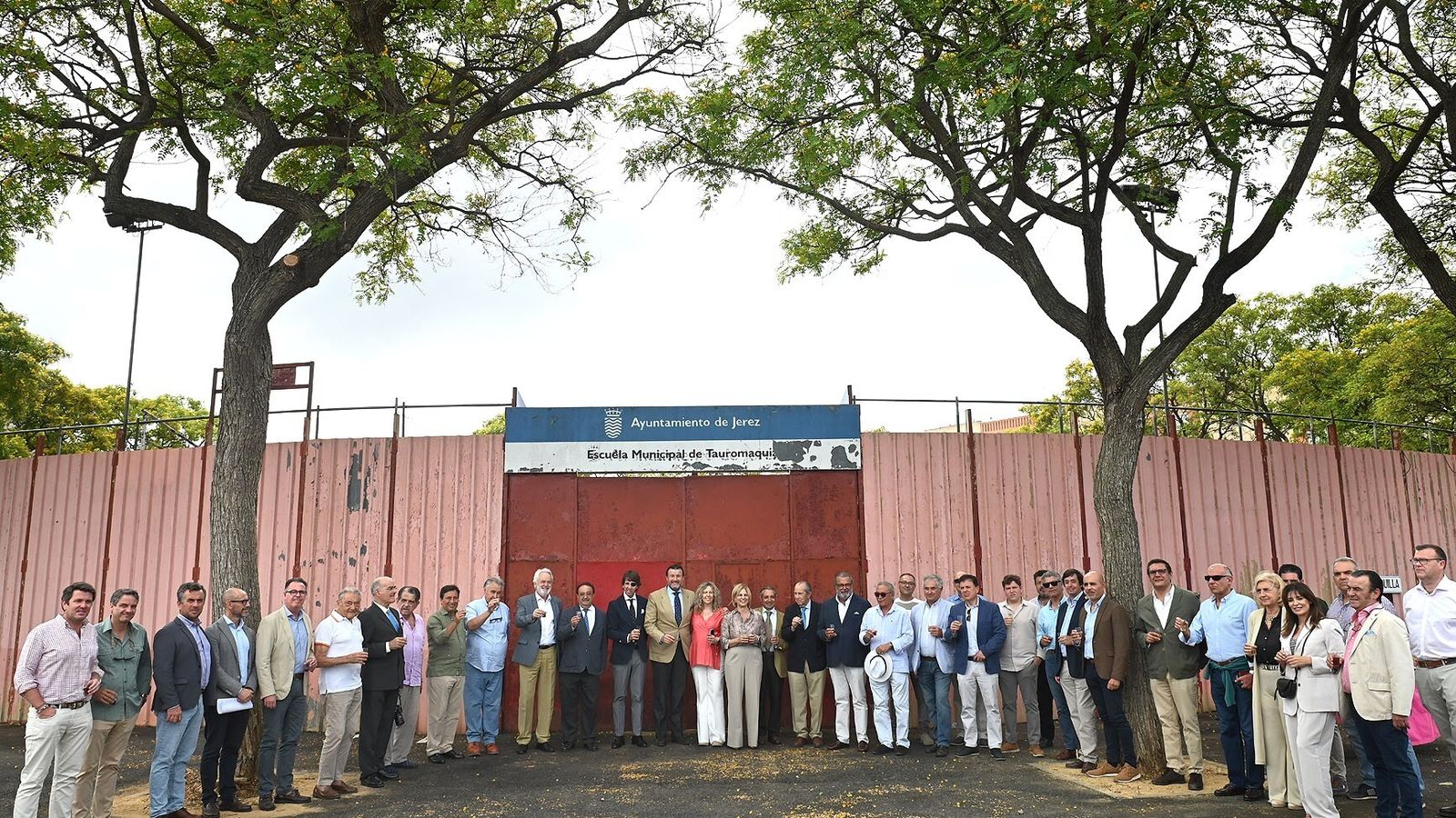 Miembros del gobierno local y de la Fundación Cultura Taurina, junto a toreros como Juan José Padilla, ganaderos, profesionales taurinos y un nutrido grupo de aficionados, celebran la vuelta de la Escuela Municipal de Tauromaquia.
