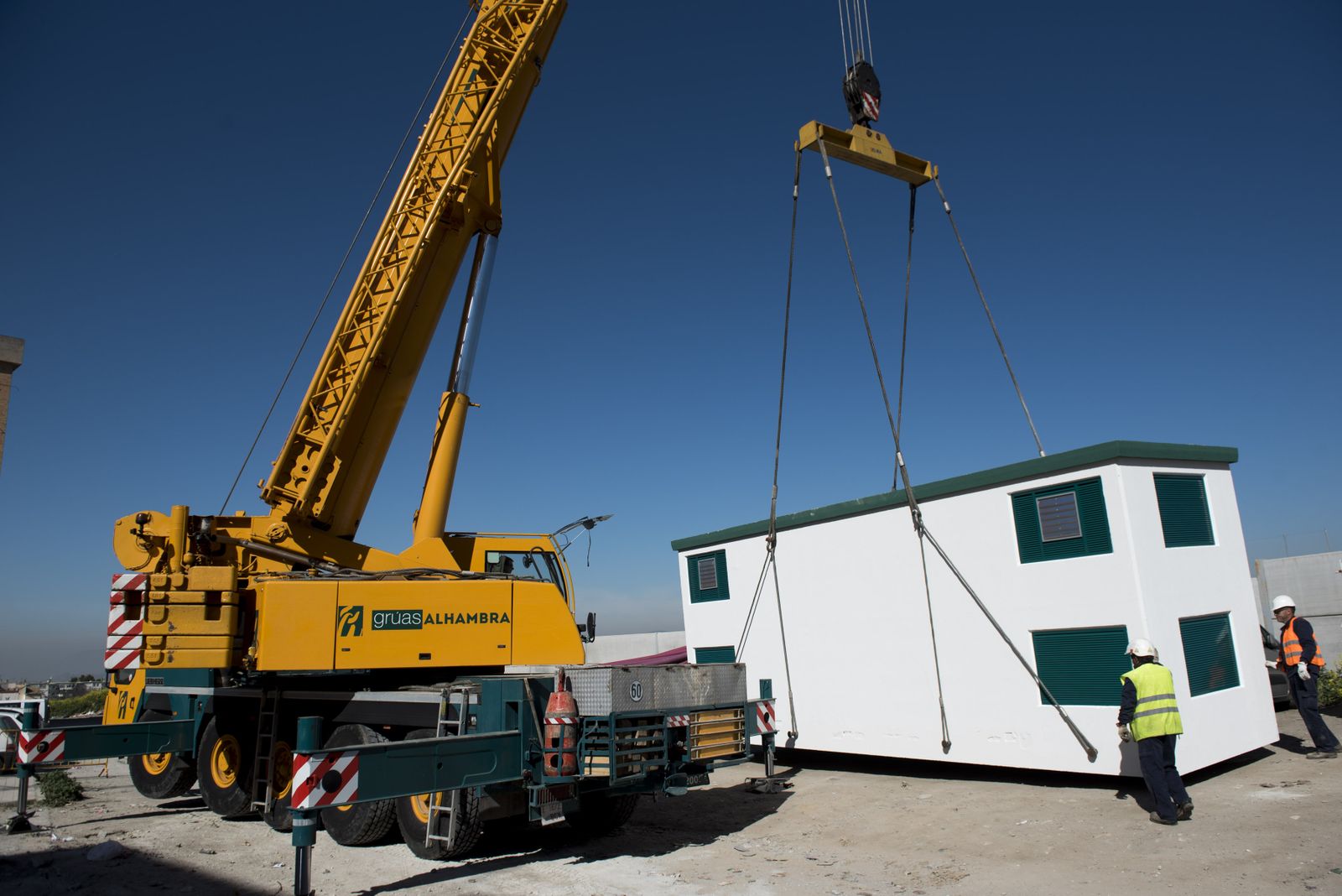 Las imágenes de la instalación del nuevo transformador de la zona Norte de Granada