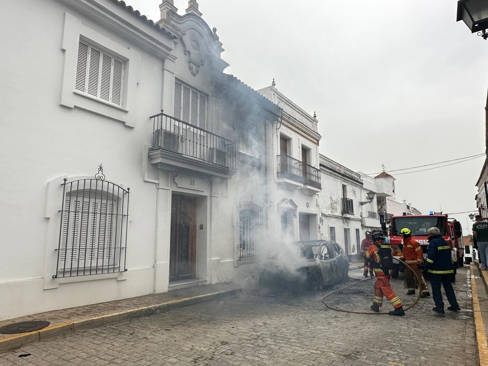 Alarma vecinal en Cartaya por el incendio de un coche: así han sofocado las llamas Policía Local, Guardia Civil y Bomberos