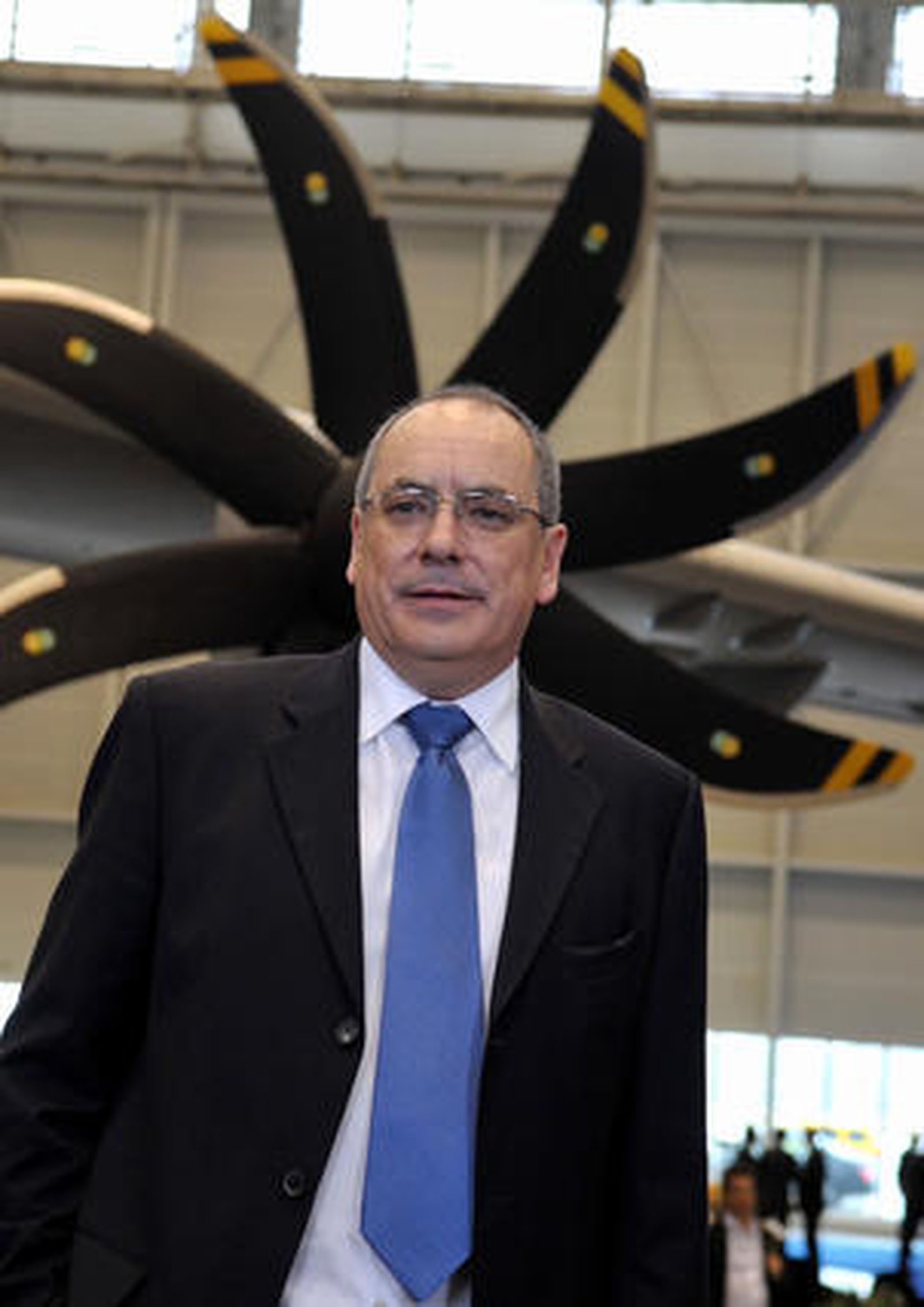 El presidente de EADS, Louis Gallois, acompañado del presidente de Airbus, Thomas Enders y el presidente de la división militar del fabricante europeo de aviones, Domingo Urena-Raso, ha fijado el 31 de enero de 2010 como fecha final para las negociaciones con los gobiernos europeos.

Foto: Agencias/ Jose Ángel García