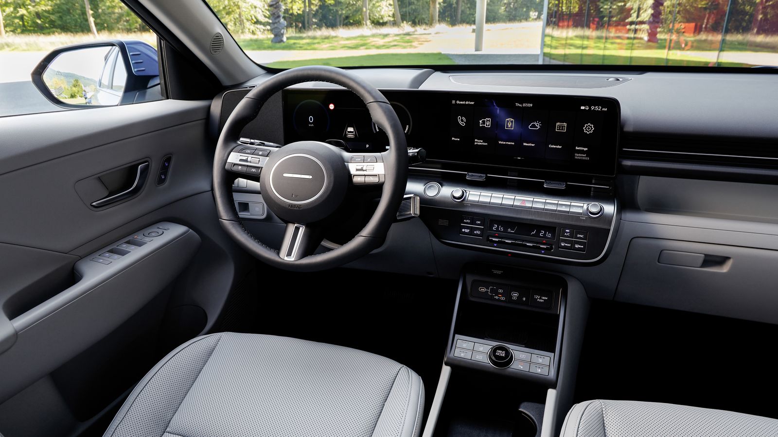 El puesto de conducción de los Kona EV es casi un calco del que tienen las versiones térmicas, con dos pantallas concatenadas de 12,3" bajo un mismo cristal y la posibilidad de tener un head-up display, por ejemplo.