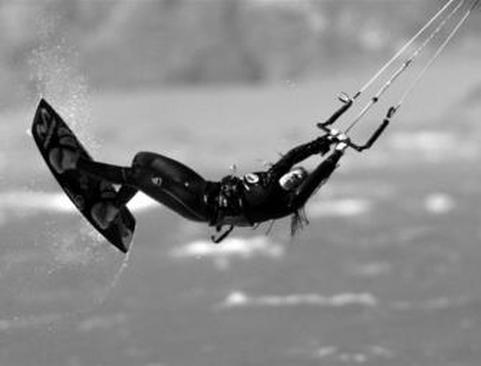 Gisela Pulido vuela sobre las aguas de la localidad chilena de Matanzas durante la jornada de ayer.