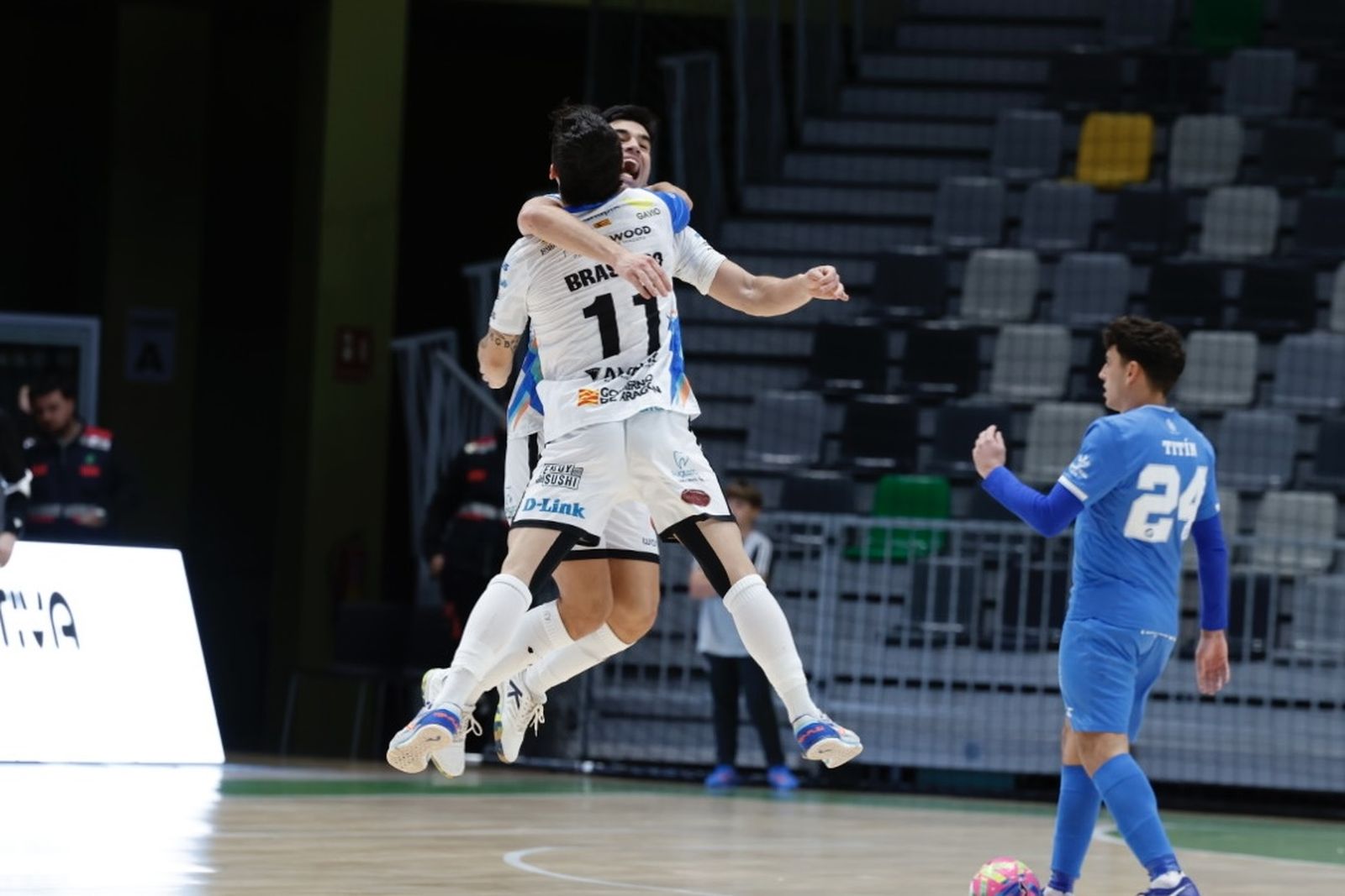Los jugadores visitantes celebran uno de los tantos de la remontada.
