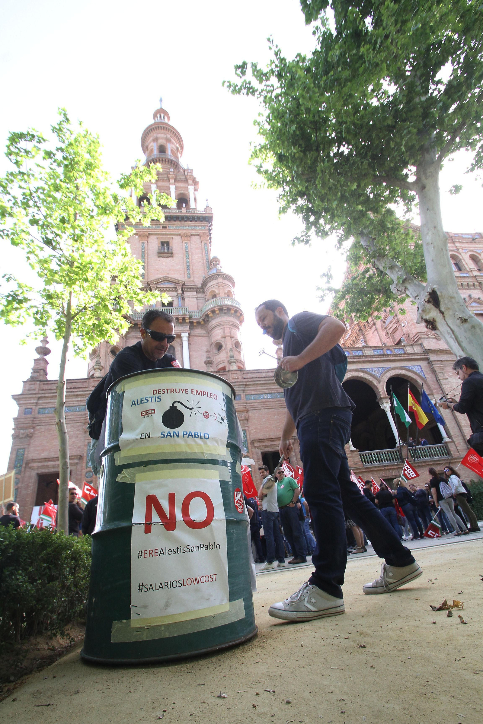Trabajadores de Alestis protestan el pasado jueves en Sevilla.