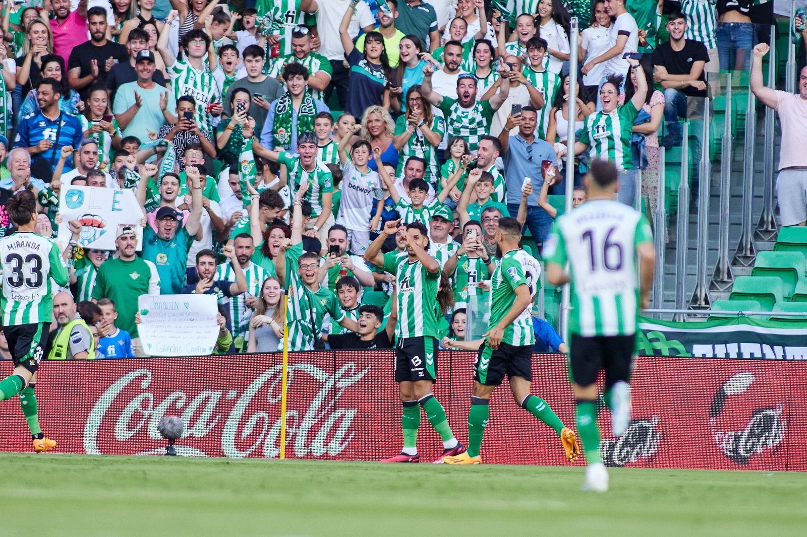 Ayoze celebra un gol junto a los aficionados.