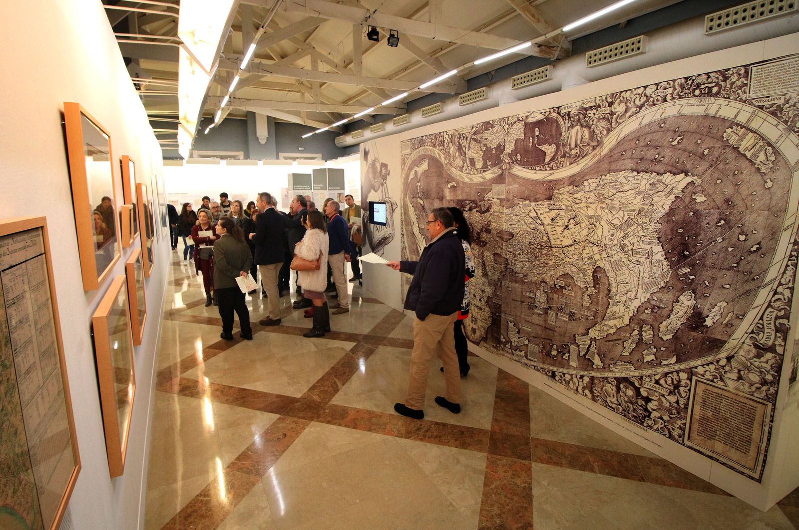 1. Una imagen de la inauguración de la exposición, ayer en la Casa Colón. 2. Manuel Gómez y Ana Mojarro, de la Autoridad Portuaria. 3. Los mapas son de una calidad extraordinaria 4. El Comisario de la exposición en una visita guiada. 5. Jesús Sánchez, del Instituto de Estadística y Cartografía de Andalucía.
