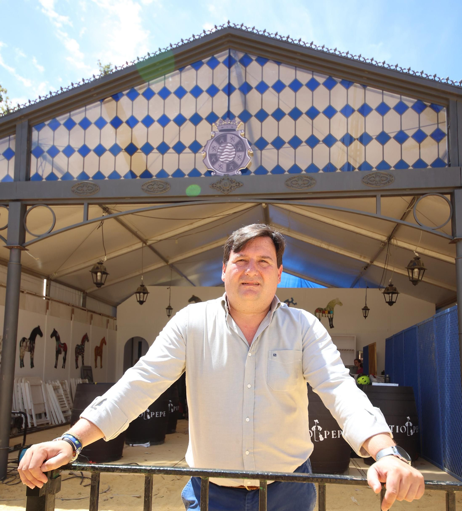 Juanmi Tinajero, autor de la portada de la caseta.