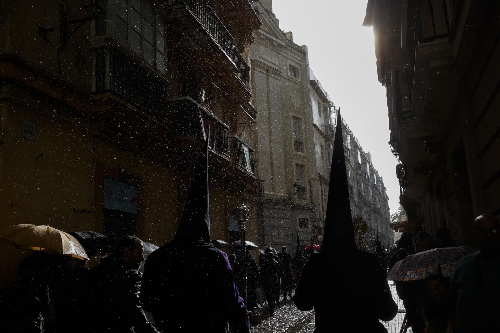 imágenes de la salida de Piedad, bajo llluvia y granizo, en la Semana Santa de Cádiz 2025