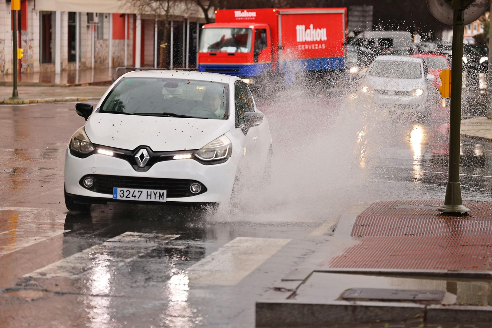 Las imágenes de la lluviosa mañana del jueves 13 de marzo en Huelva