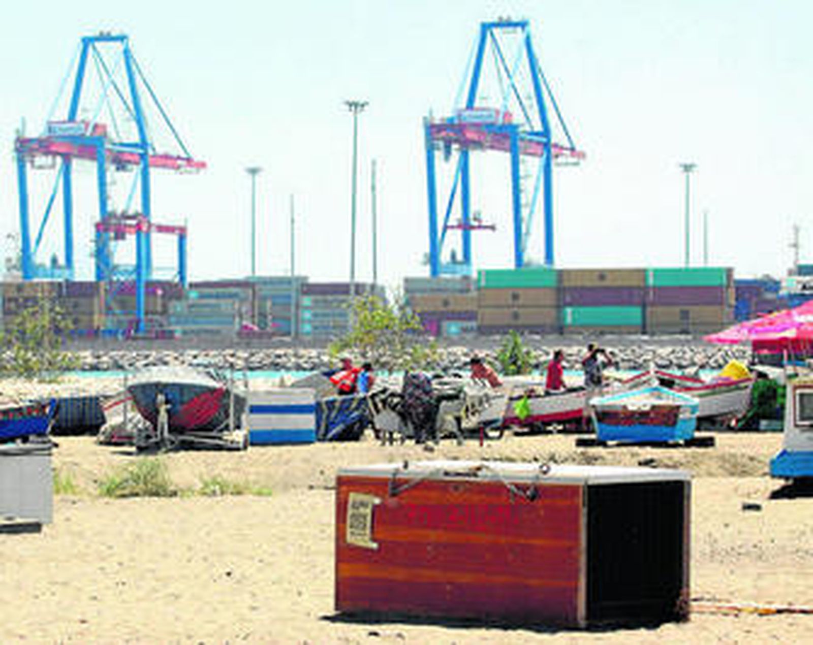 Embarcaciones y arcones, ayer, con los carteles colocados por la Policía Local.