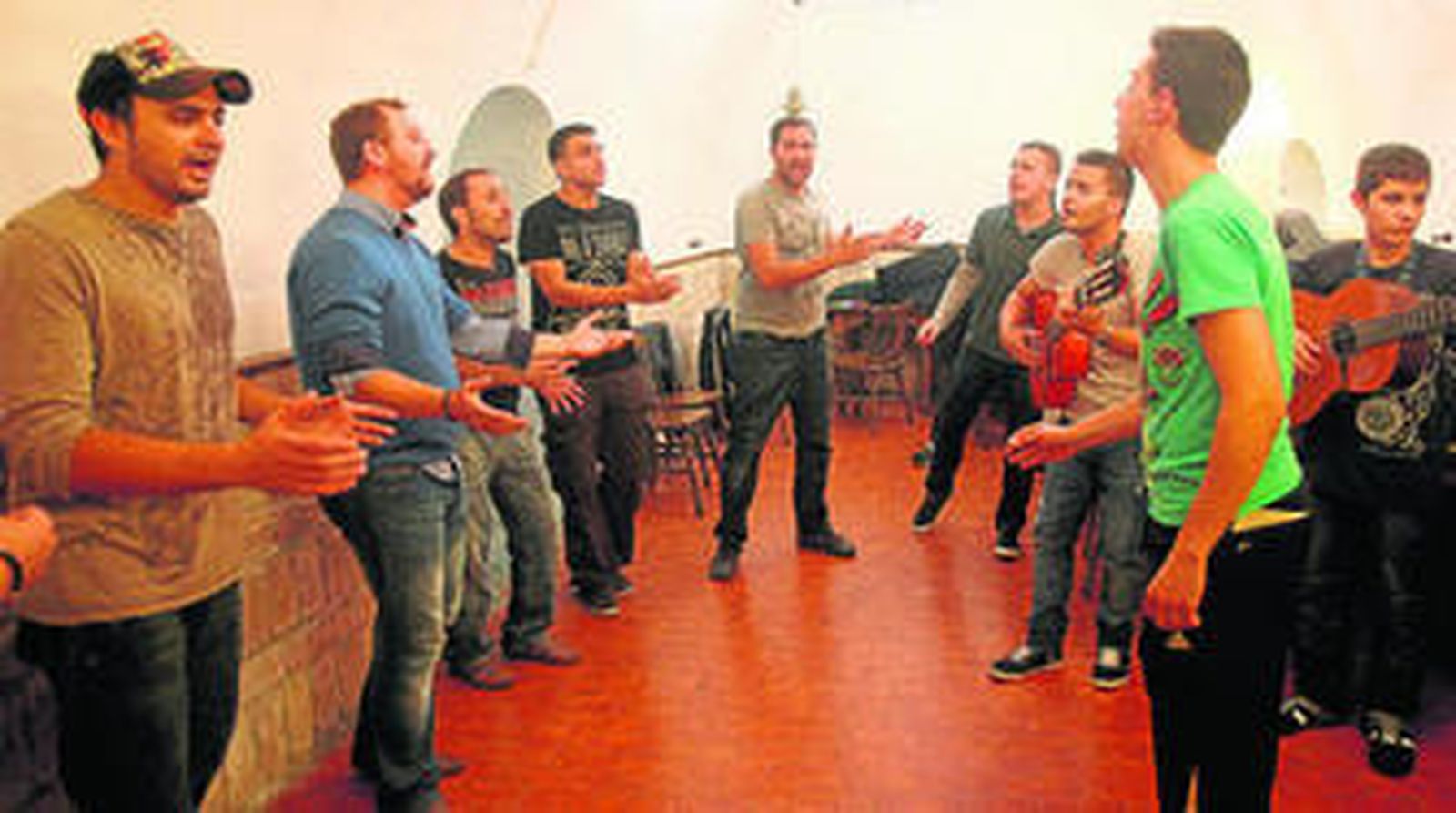 José Otero, el director, en el centro de la comparsa durante un ensayo de 'Los siento pisha, no to er mundo puede ser de Cai'.