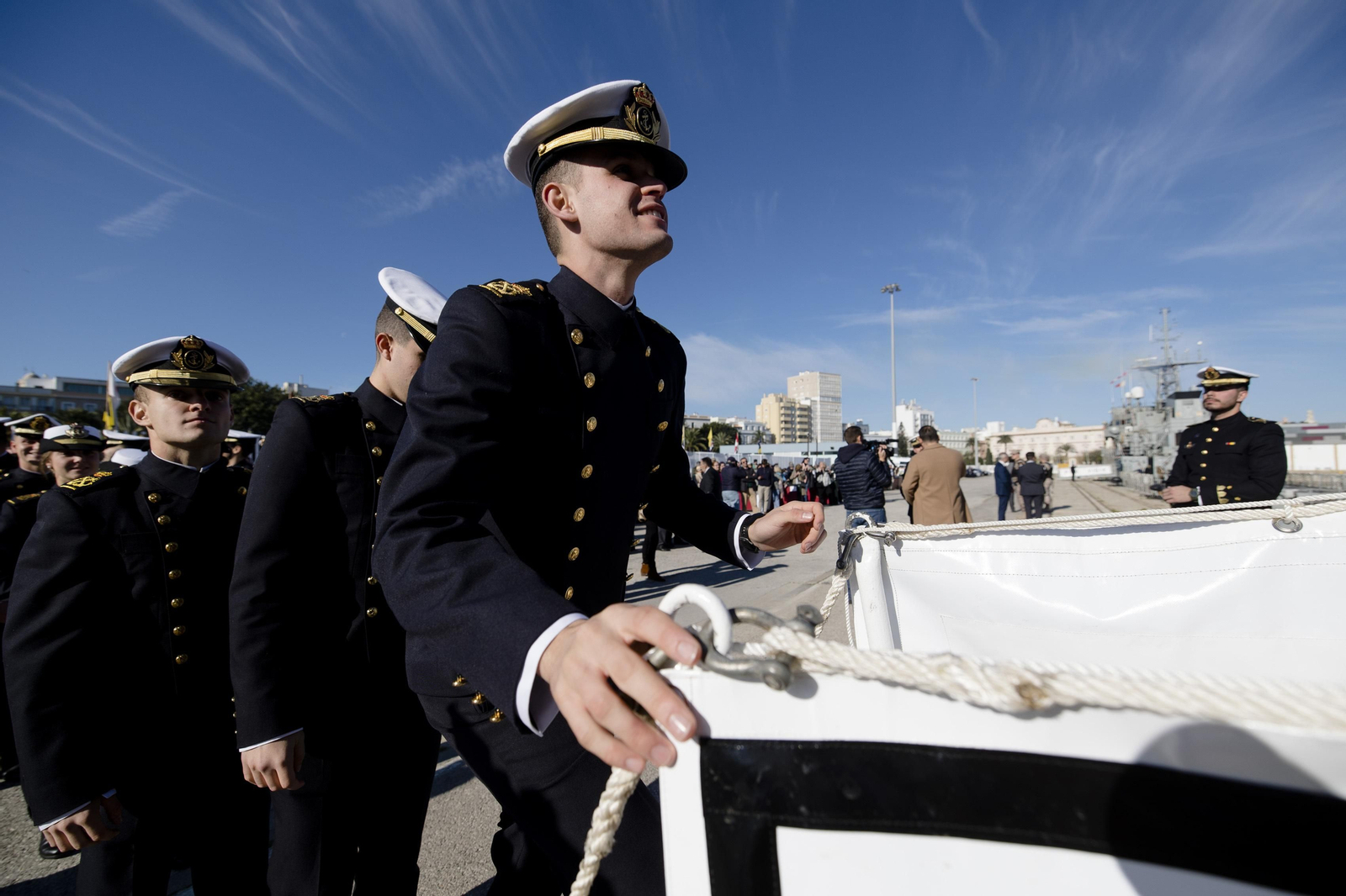 Las imágenes de la salida del buque  "Juan Sebastián de Elcano" del muelle de Cádiz.