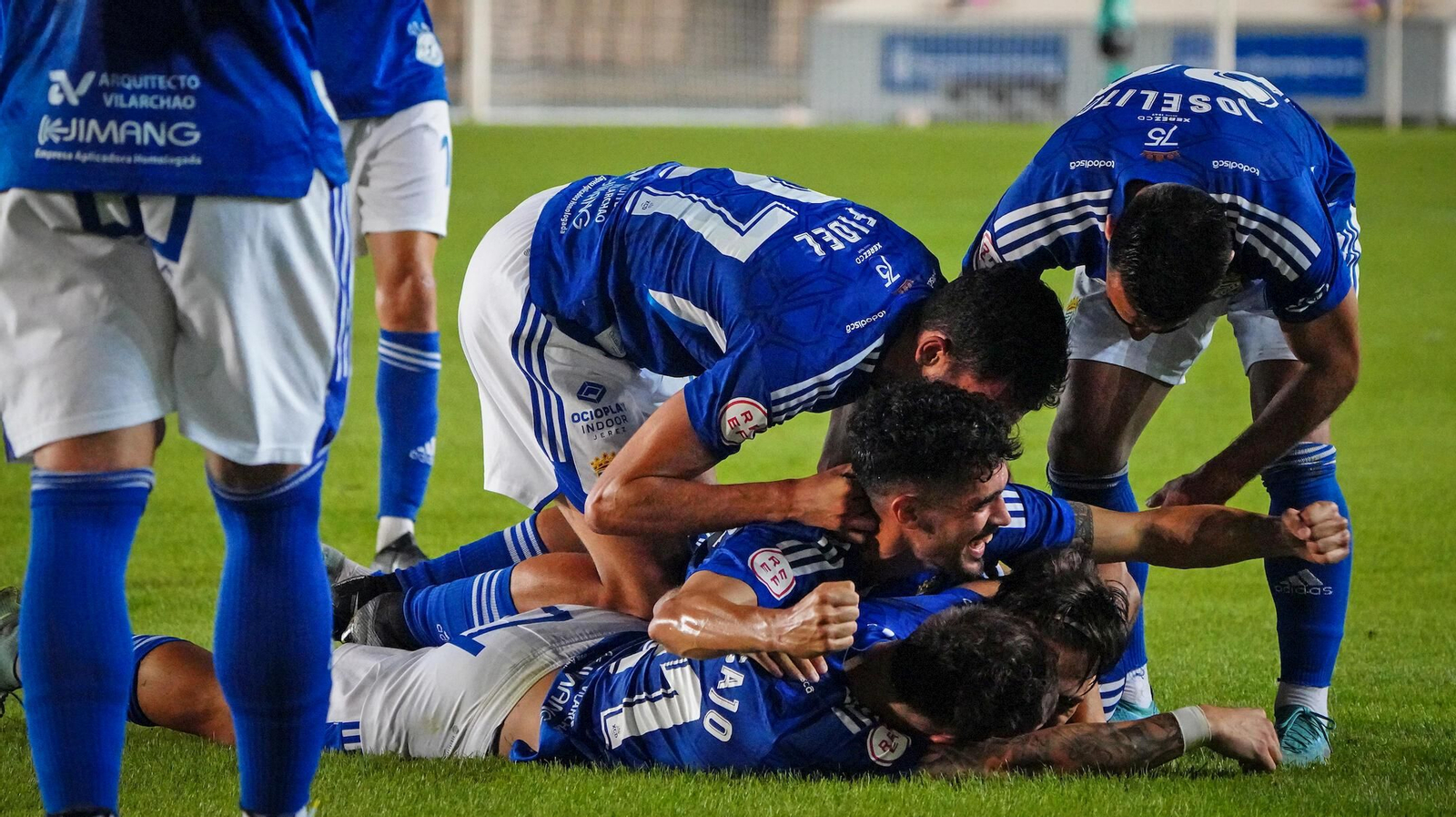 Los jugadores del Xerez CD celebran uno de sus goles en Chapín.