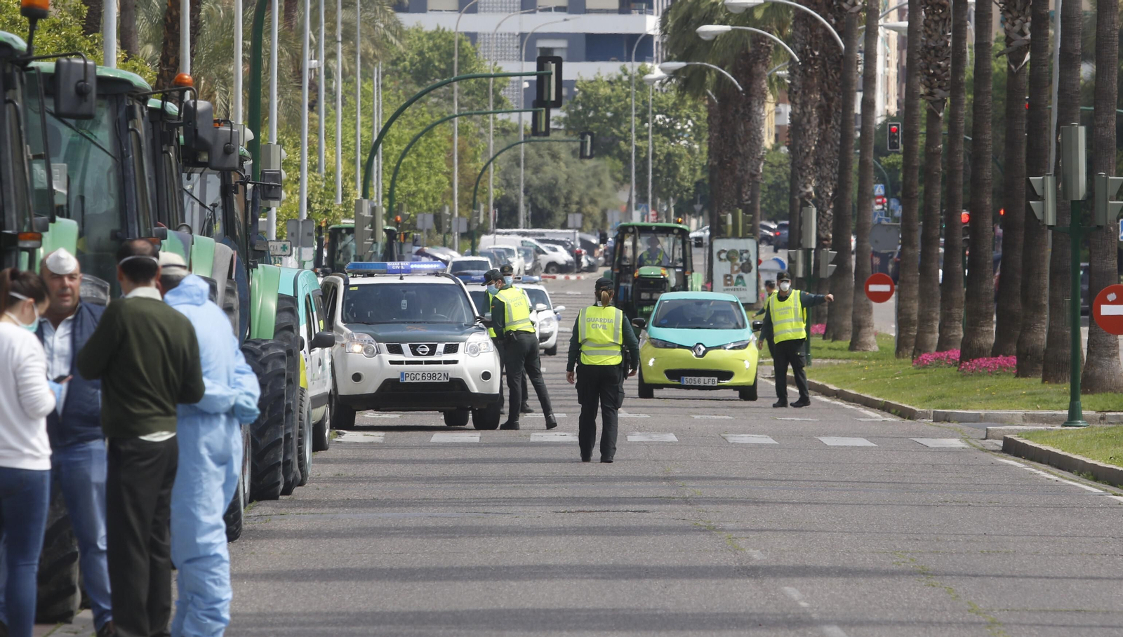 Las fotos del homenaje de los agricultores a los sanitarios de Córdoba