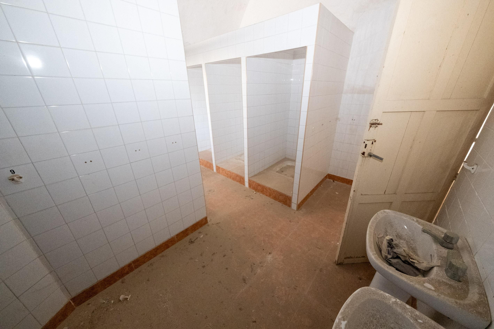 Las imágenes del abandono de las bóvedas de la muralla de Cádiz