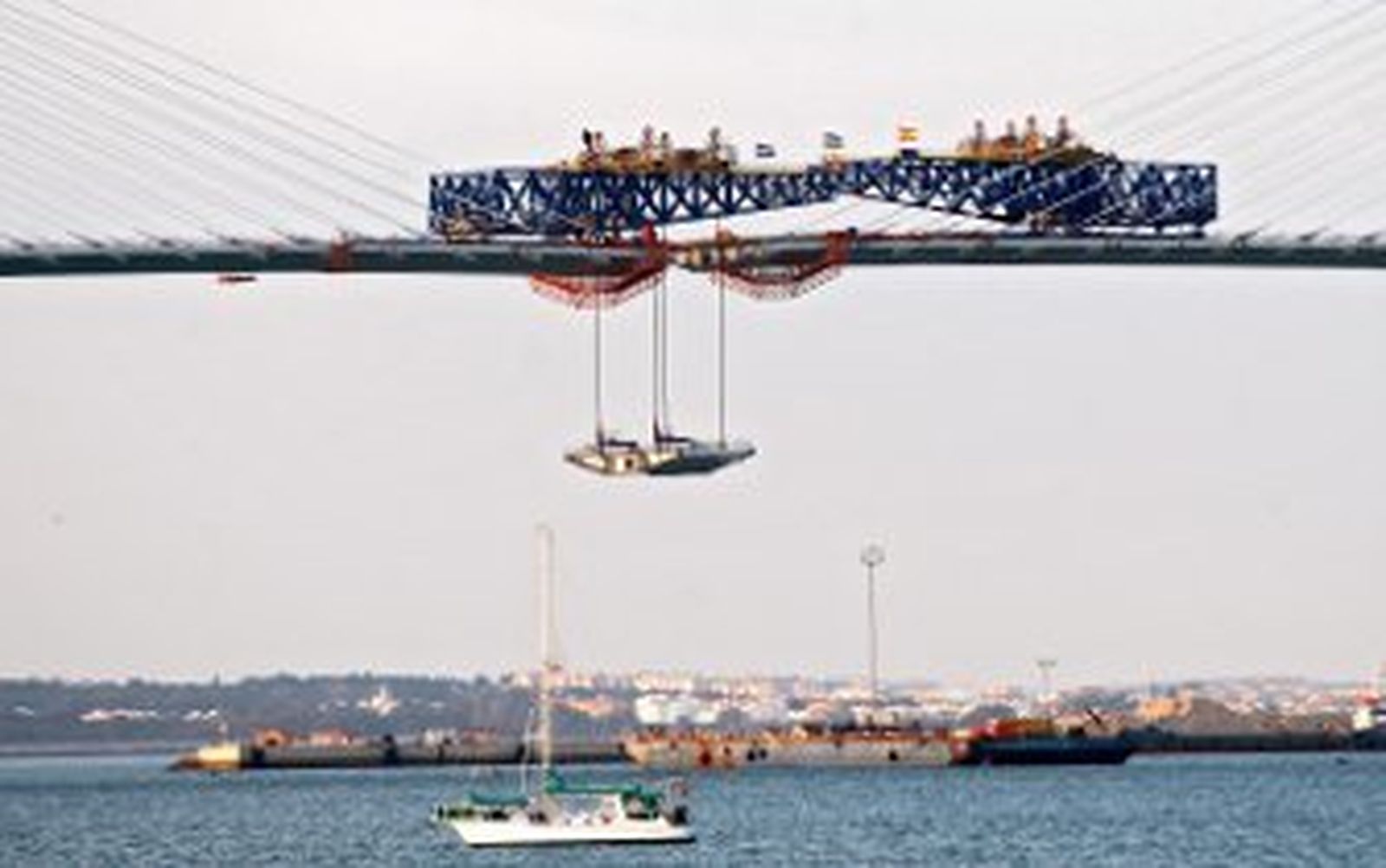 Colocada la clave del vano central del tramo atirantado del puente
