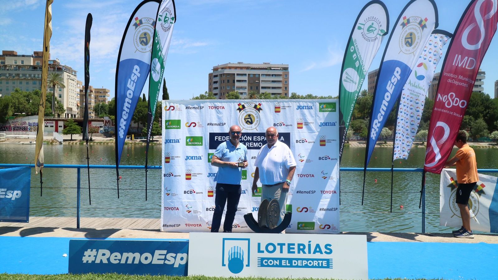 Miguel Ángel Millán, presidente de la FAR, recoge el premio que certifica como campeona de la Copa del Rey por autonomías a Andalucía.