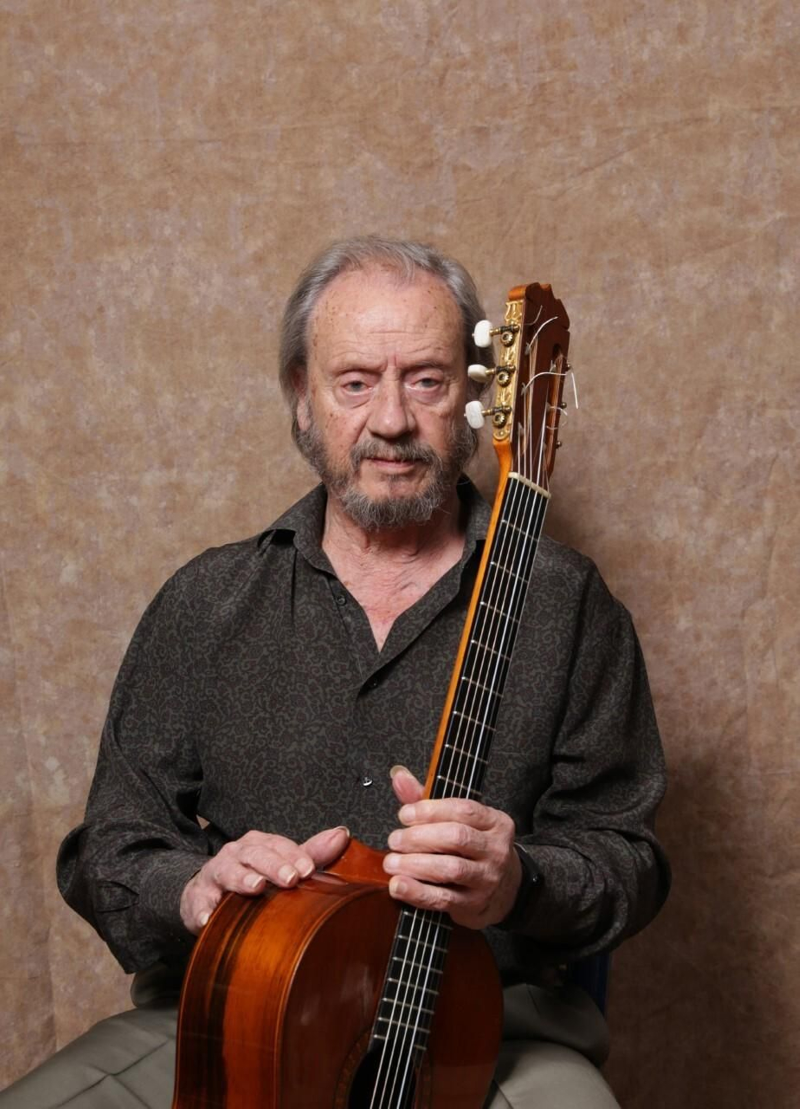 El guitarrista madrileño, con su guitarra.