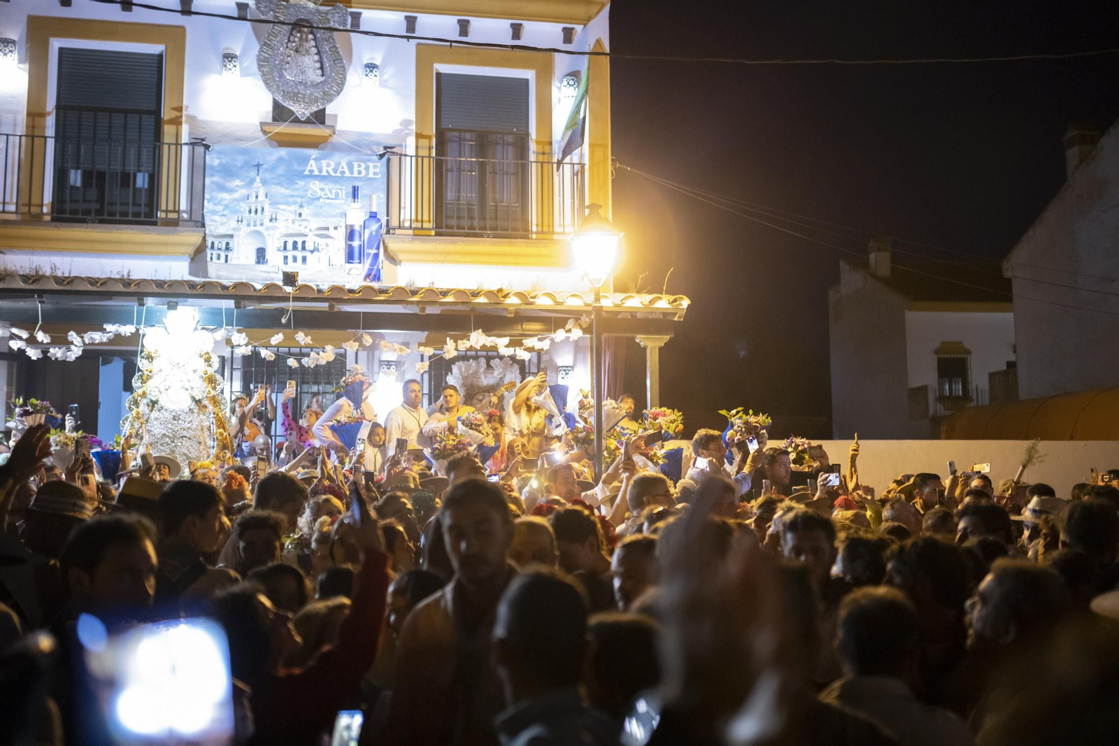 El Rocío 2023: Imágenes de la entrada de la Hermandad de Huelva en El Rocío