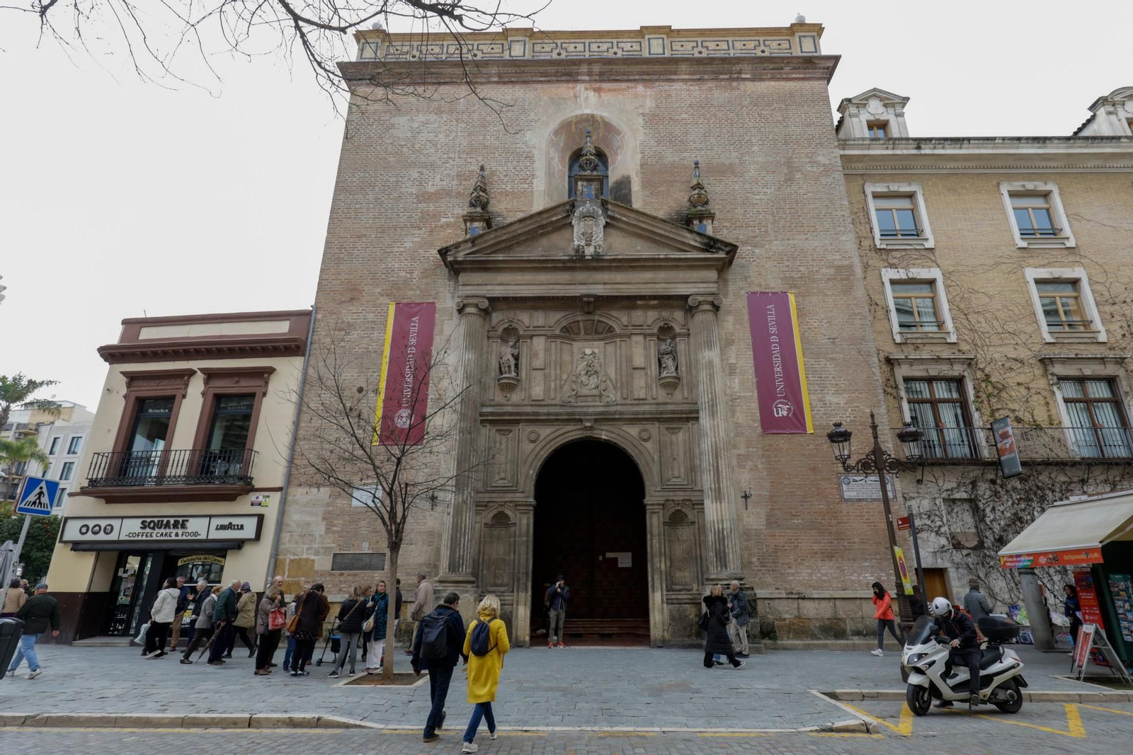 La portada principal de la iglesia de la Anunciación.