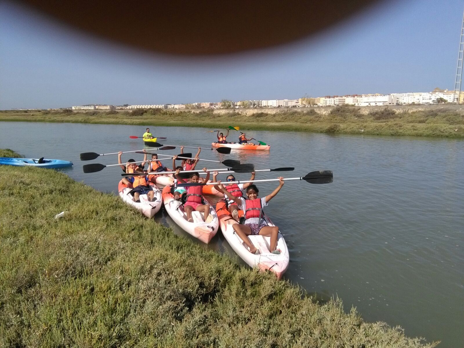 Participantes en uno de los cursos, a bordo de los kayak y palas en mano.