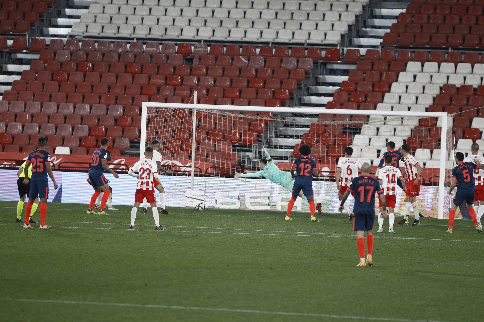 Los rojiblancos encajan el tanto de Lucas Ocampos que conllevó su eliminación de la Copa del Rey en la temporada 2020-21.