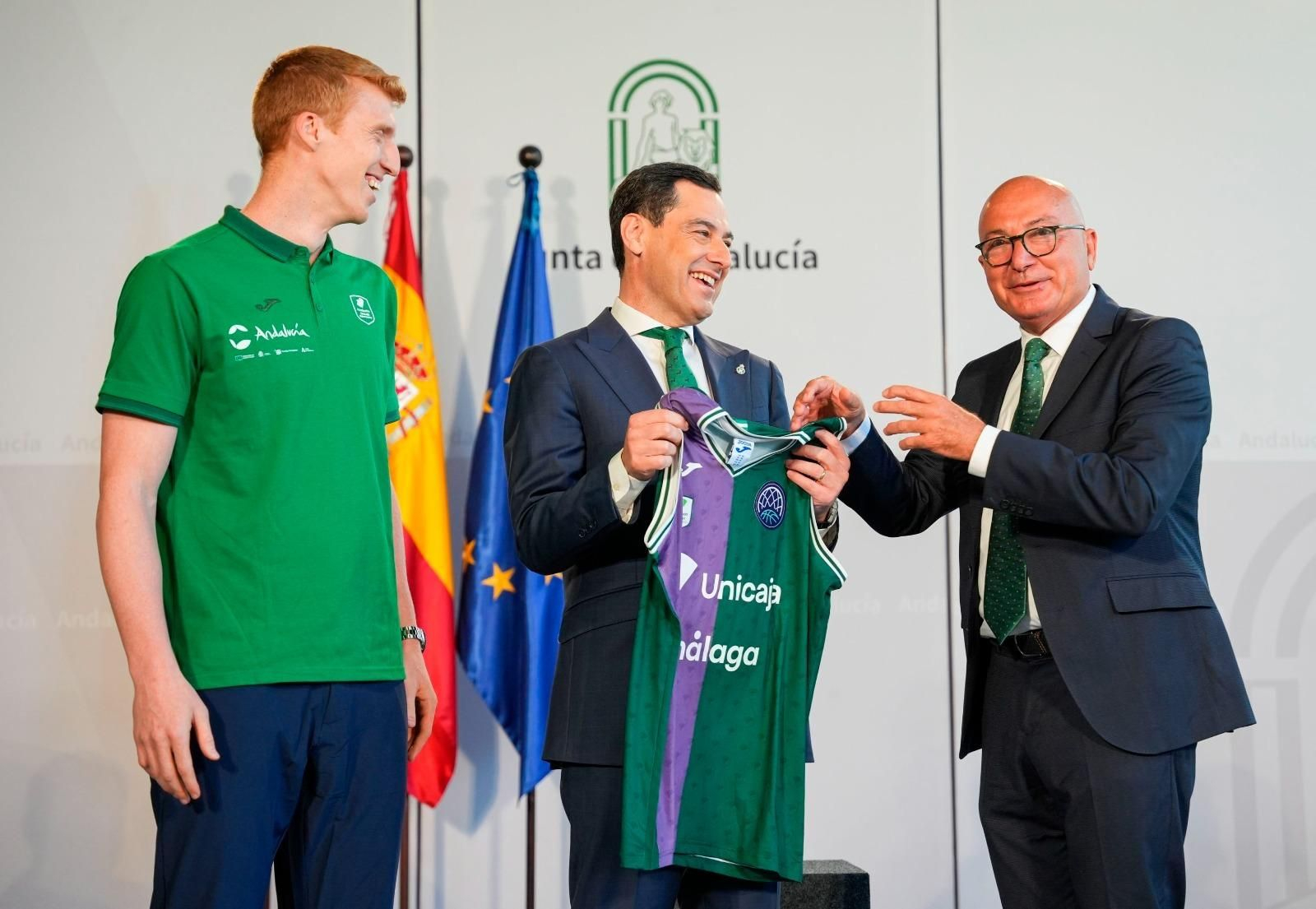 La recepción de Juanma Moreno al Unicaja en San Telmo, en fotos