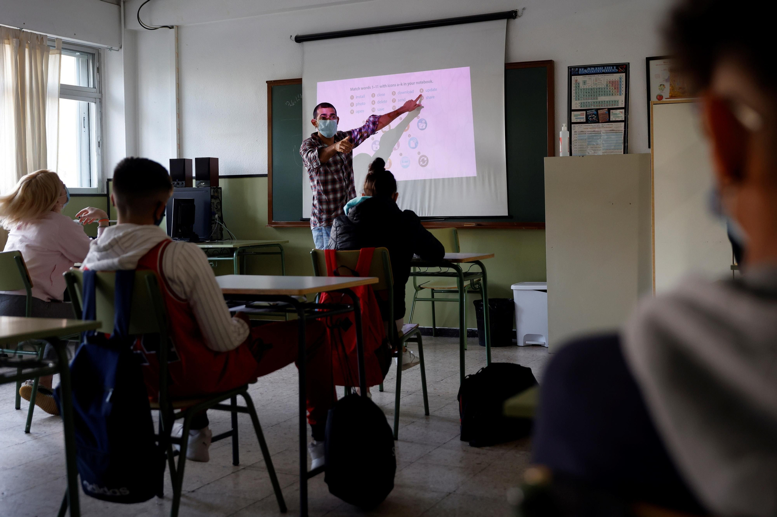 Un profesor enseña a sus alumnos.