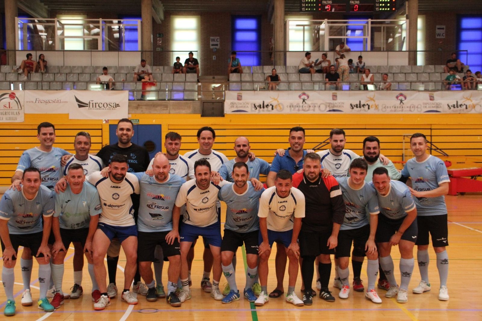 Foto de familia durante el torneo benéfico de fútbol sala para ayudar a la ejidense María Salas.