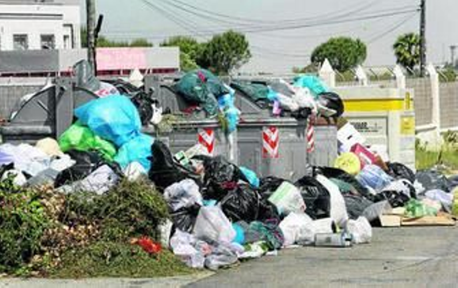 La basura seguía ayer acumulándose en torno a todos los contenedores del término municipal portuense.