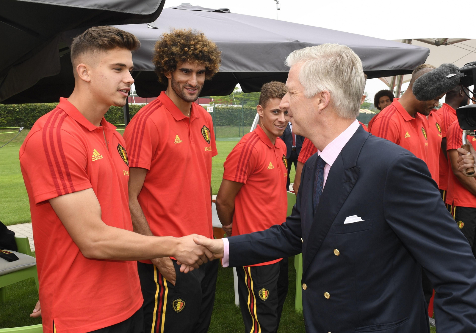 El Rey Philippe de Bélgica saluda a Dendoncker y al resto de jugadores de Bélgica en la concentración de Rusia.