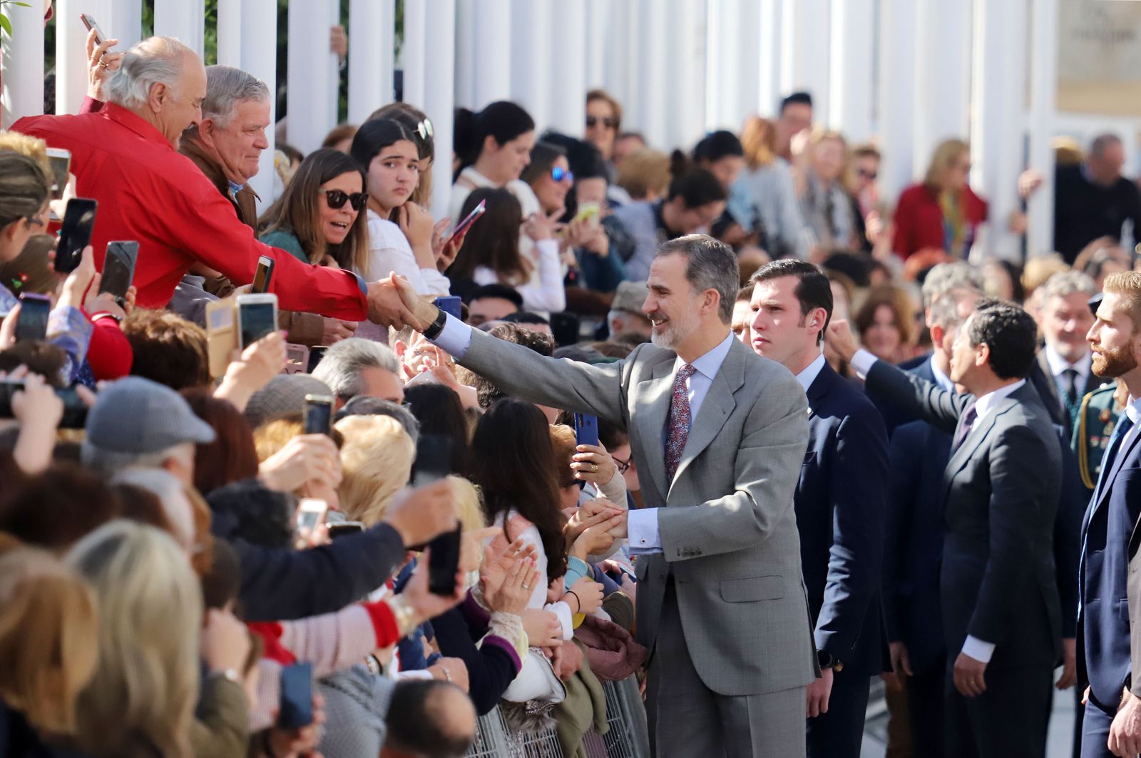 Imágenes de Don Felipe y Doña Letizia arropados por el cariño de los almonteños