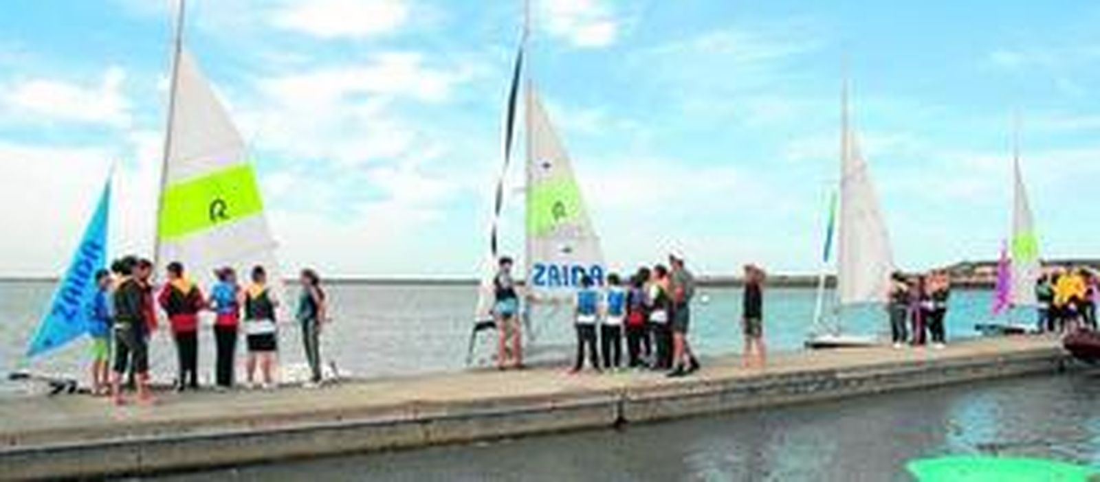 Los alumnos se preparan ante cada raquero, y atienden a las explicaciones de los monitores, antes de subir a las embarcaciones, ayer en Gallineras.