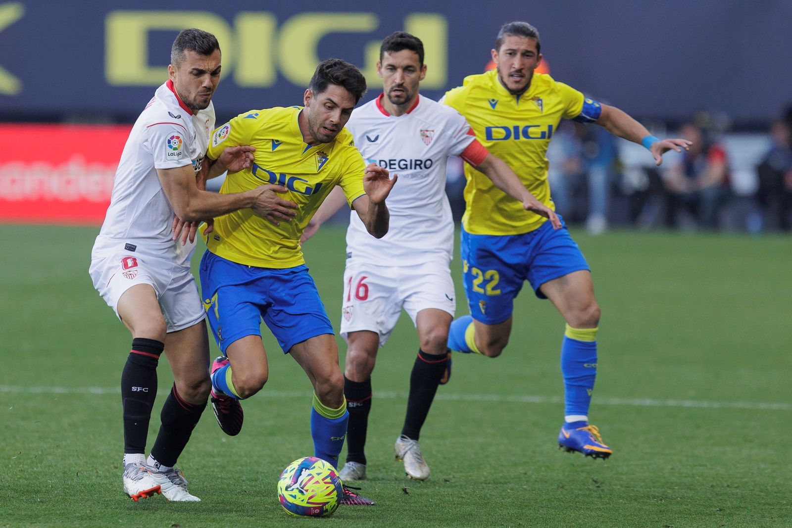 Joan Jordán y Jesús Navas intentan cortarle el paso a Rubén Sobrino.