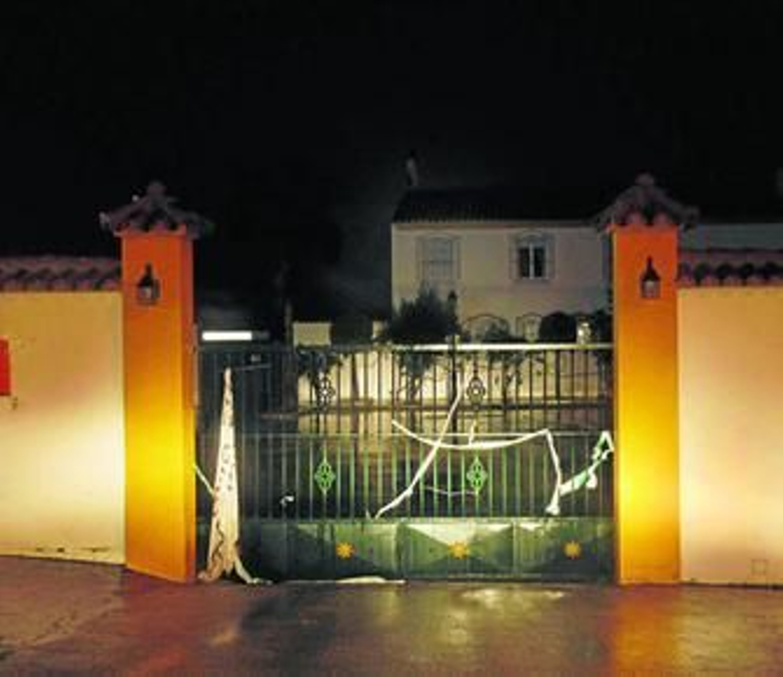 El hotel club de los Galán de El Puerto, La Hacienda, seguía precintado anoche.