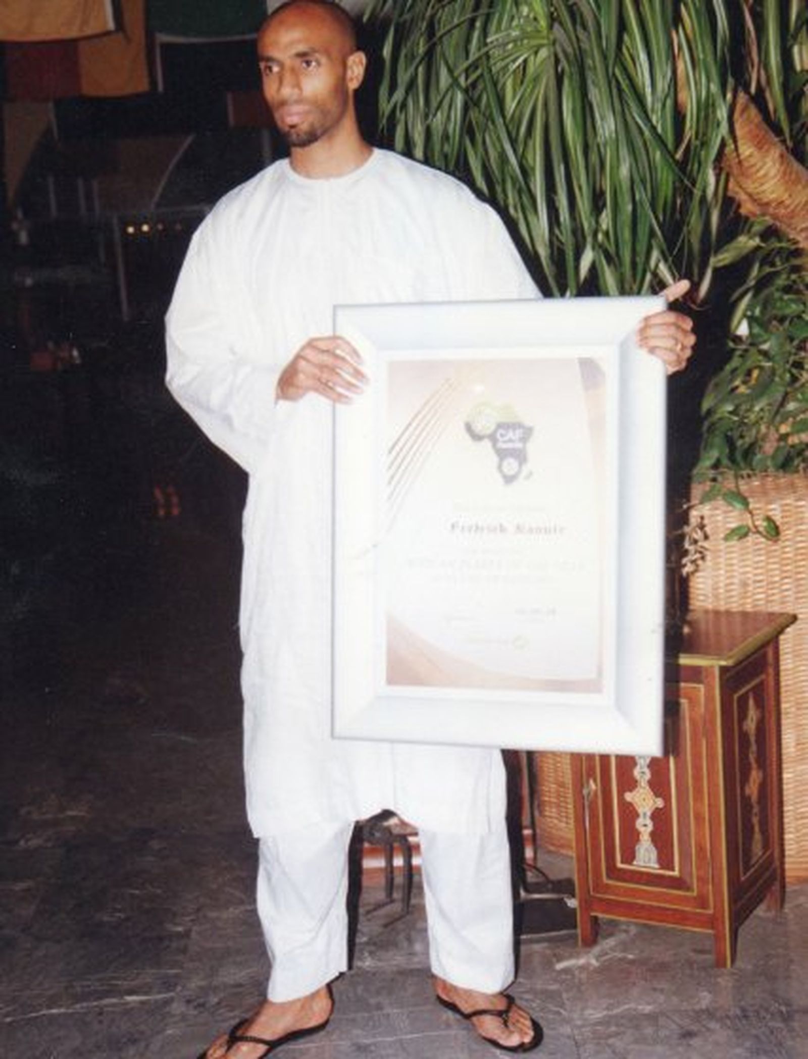 Fredy recibe el premio al Mejor Jugador de África del año 2007.