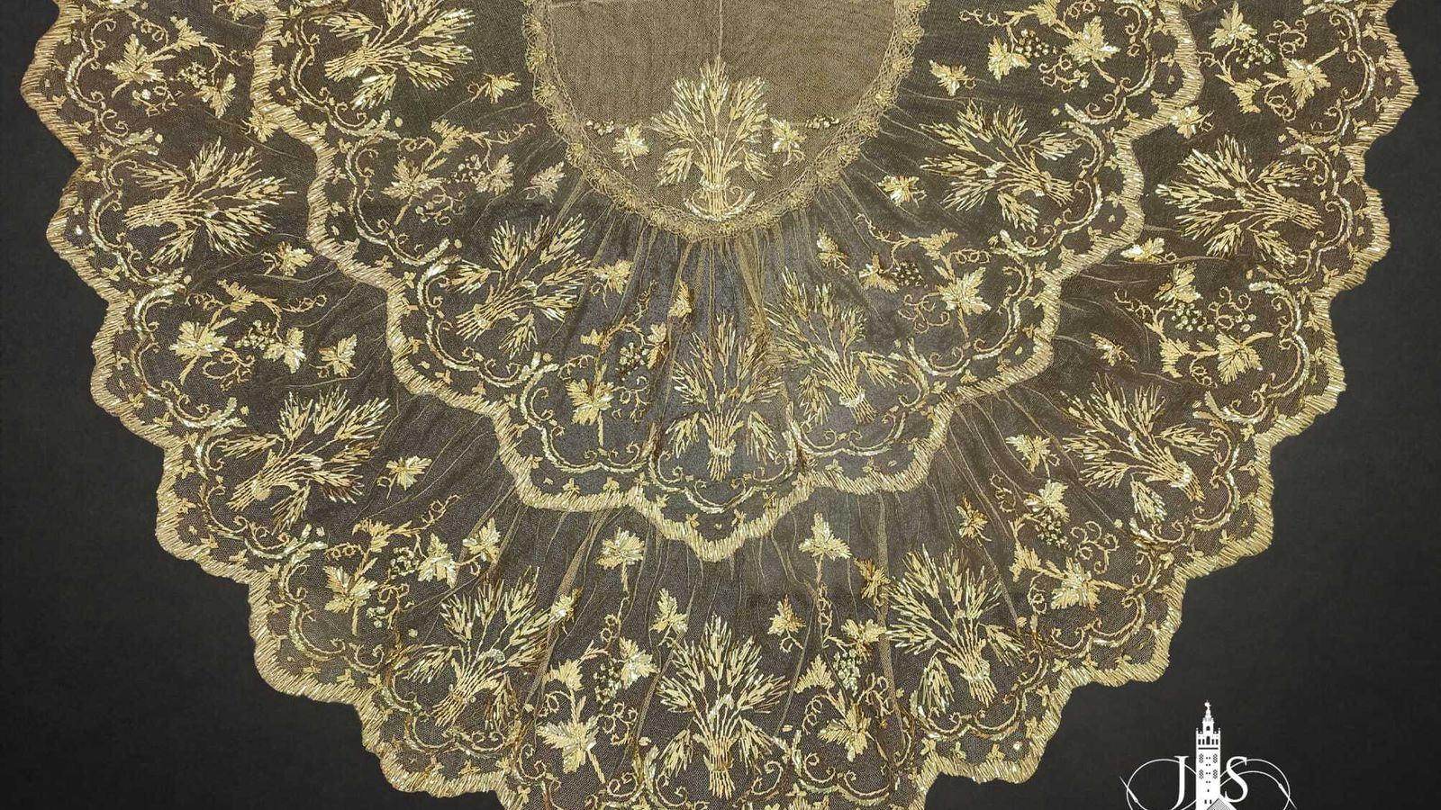 La toca confeccionada por Joaquín Salcedo a partir de un antiguo encaje de hojilla adquirido al anticuario Jacobo Linde.