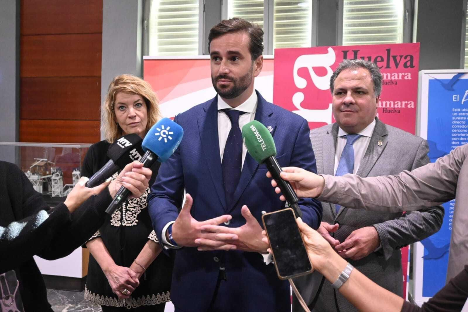 El presidente de la Cámara, Daniel Toscano, junto a la alcaldesa, Pilar Mirada y el delegado de Empleo, Juan Carlos Duarte