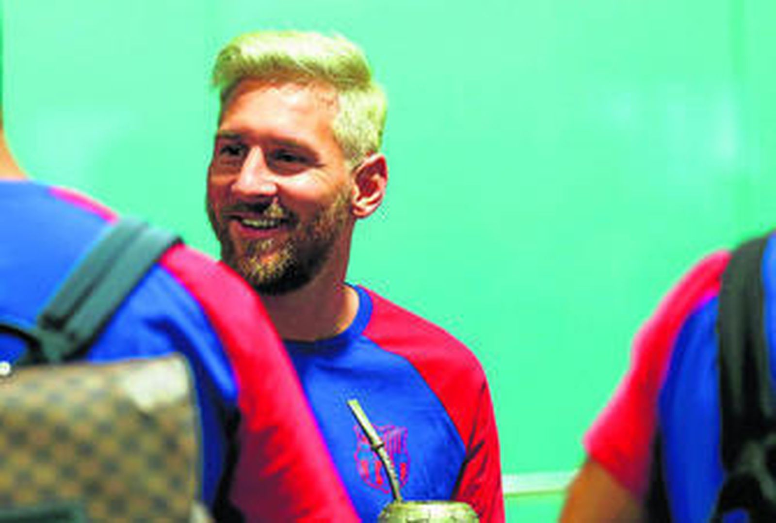 Leo Messi, con su pelo teñido de rubio platino, antes de tomar el vuelo en el aeropuerto.