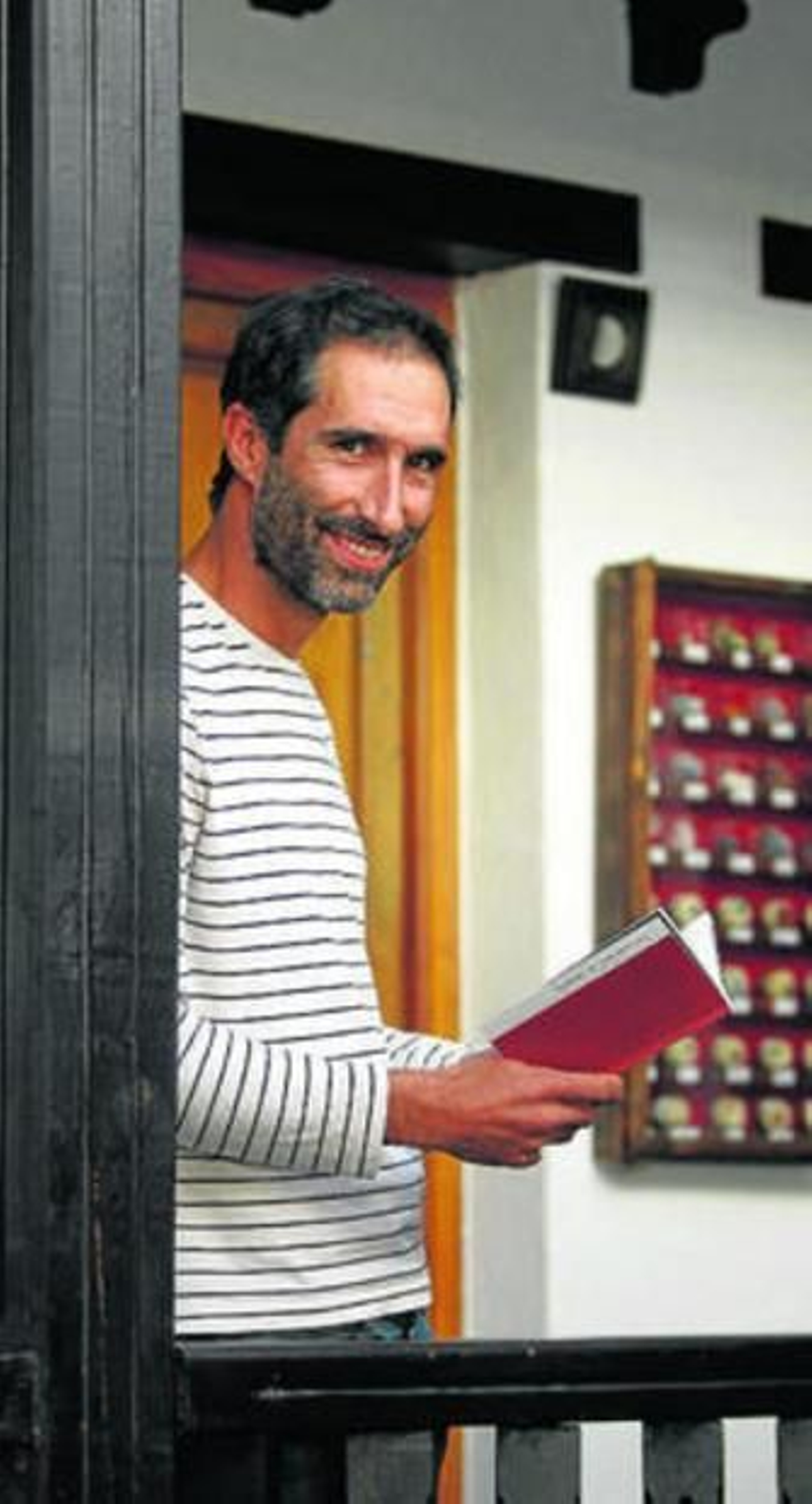 Simón Elías, en la Casa con libros, en la Zubia.