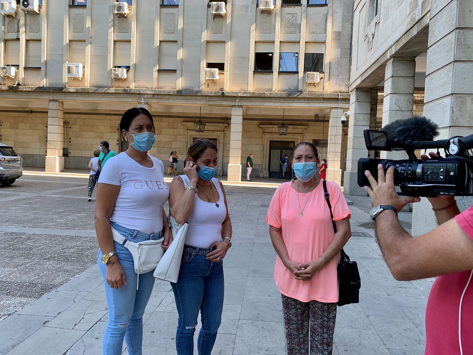 Josefa Capitán (derecha), en la Audiencia de Sevilla junto con sus hijas Vanessa (izquierda) y Susana