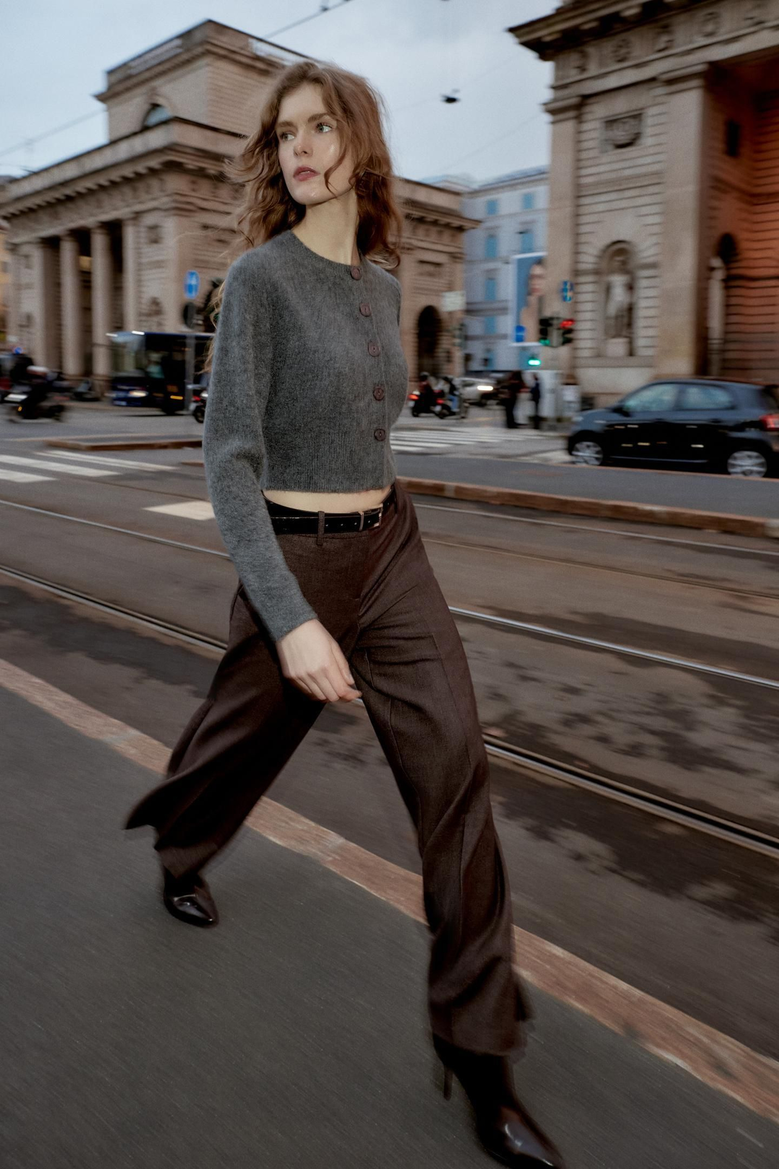 Pantalones de vestir marrones de Zara.