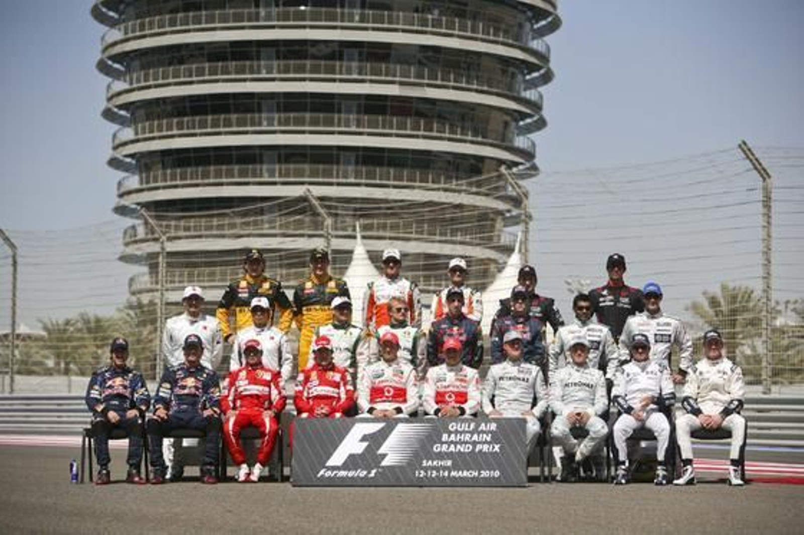 Fernando Alonso gana su primera carrera como piloto de Ferrari en Bahrein. / EFE