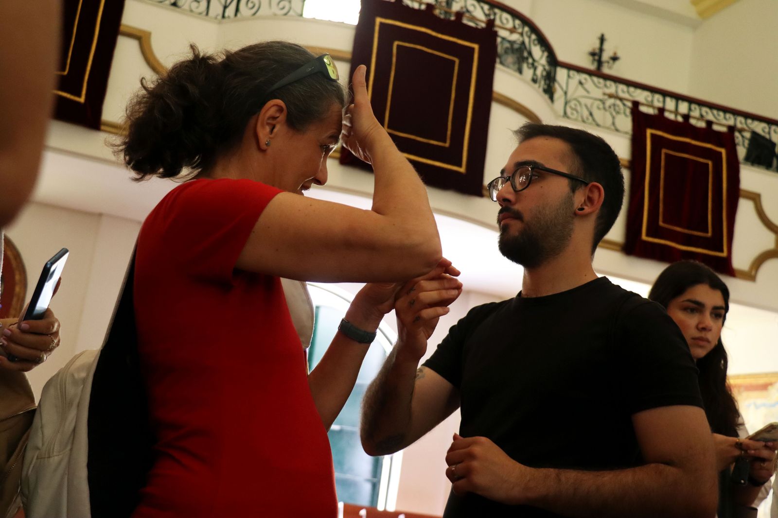 Visita guiada de la ONCE a la Hermandad de Emigrantes de Huelva, en imágenes