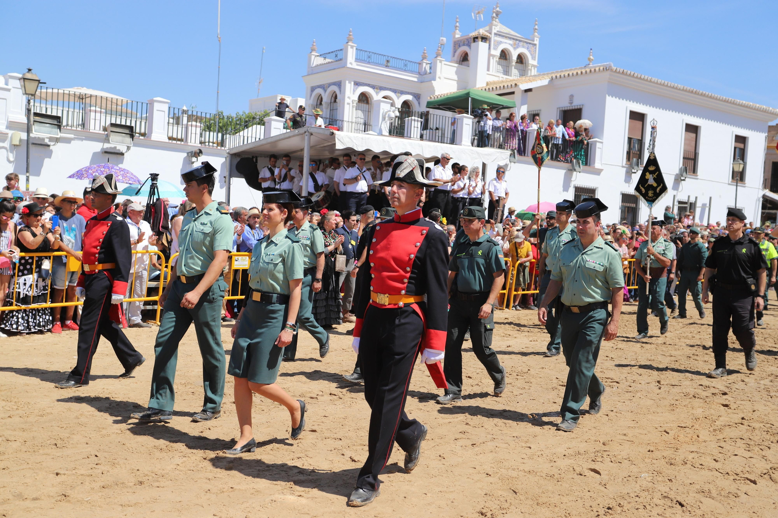 Imágenes del desfile del 175 aniversario de la Guardia Civil en El Rocío
