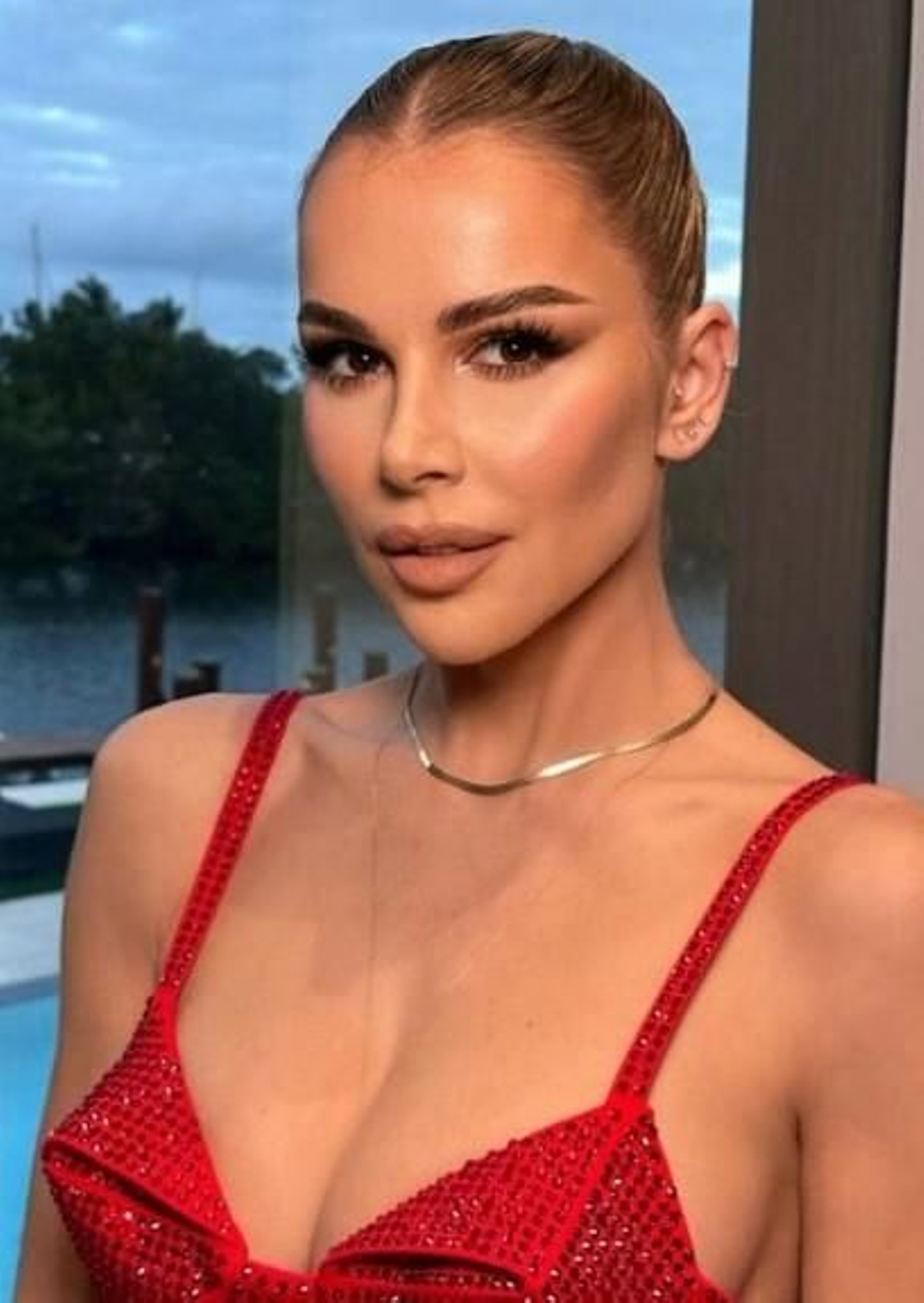 Águeda López optó por una elegante trenza y un maquillaje en tonos nude en el que destacaban sus ojos